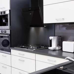 Klarstein Aurica 60 Dunstabzugshaube, 60cm, Schwarz, Glas, LED, in moderner Küche.