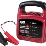 APA Automatik-Batterieladegerät 12V 4A in Rot/Schwarz mit Ladezangen und LED-Anzeige.