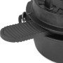 Schwarzer Petromax Silikonuntersetzer zwischen Deckel und Topf eines Dutch Ovens.