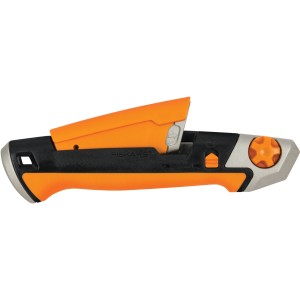 Fiskars CarbonMax Abbrechklingenmesser, 18 mm, mit orangefarbenem Schieber und grauem Griff.