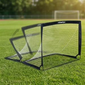 Schwarzes, faltbares Relaxdays Pop-up Fußballtor im 2er Set auf Rasen. Ideal für Sport & Fitness.