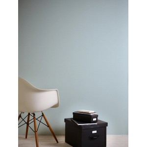 Hellblaue A.S. Création Vliestapete Greenery Uni strukturiert an Wand mit Stuhl und Boxen.