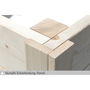 Detailaufnahme der Eckverbindung eines Holz-Gartenhauses von Skan Holz. Holzstruktur und Verarbeitung sind gut erkennbar.