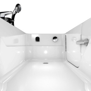 Innenansicht der weißen AquaVapore Seniorenwanne mit Tür, Armatur und Handbrause.