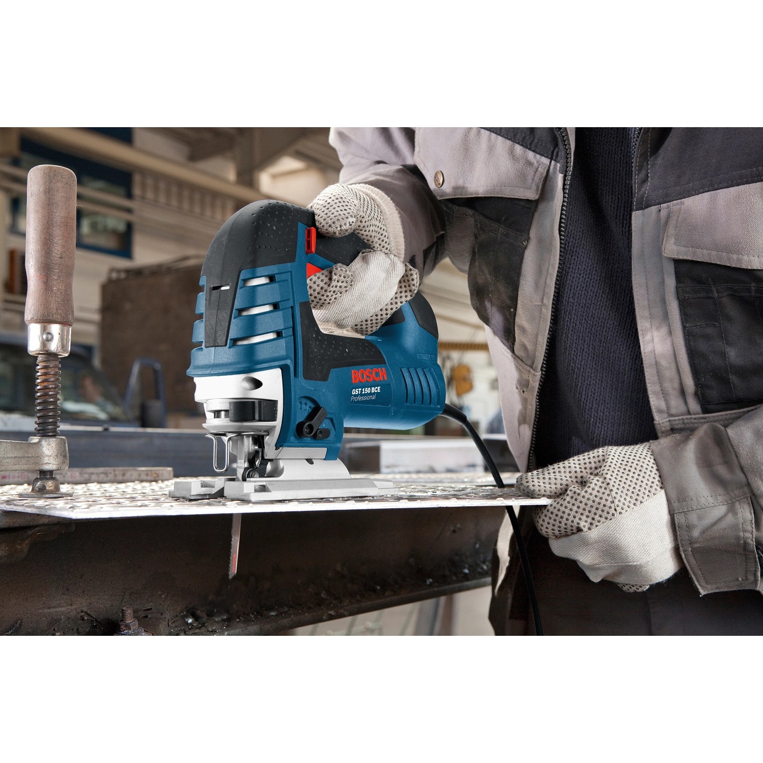 Bosch Professional GST 150 CE Stichsäge beim Schneiden von Metall.