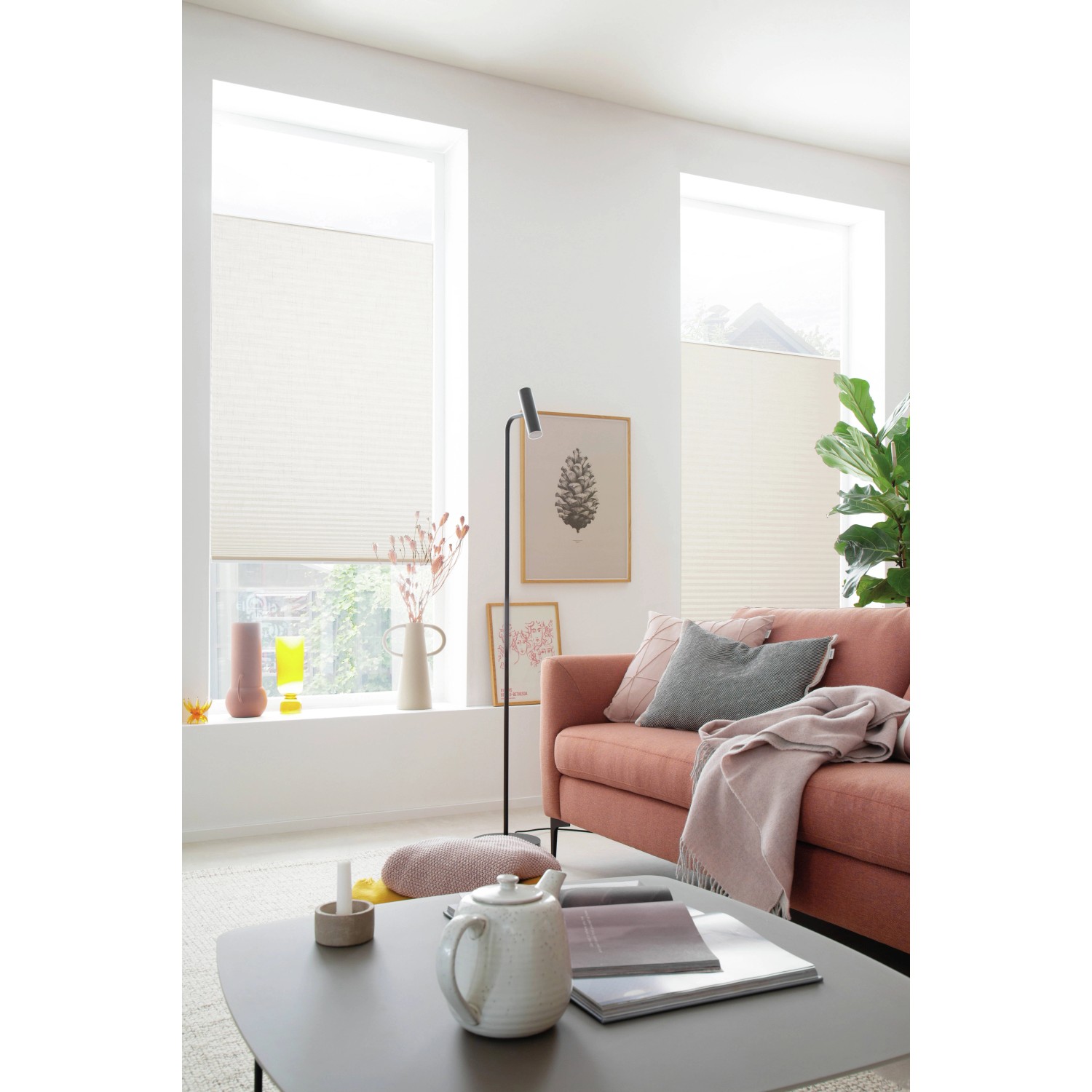 Schöner Wohnen Plissee Marla, 40x130 cm, weiß, im Wohnraum am Fenster.