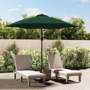 Grüner Ampelschirm 3m mit LED-Beleuchtung auf Terrasse, neben Sonnenliegen. Perfekt für Garten und Outdoor.