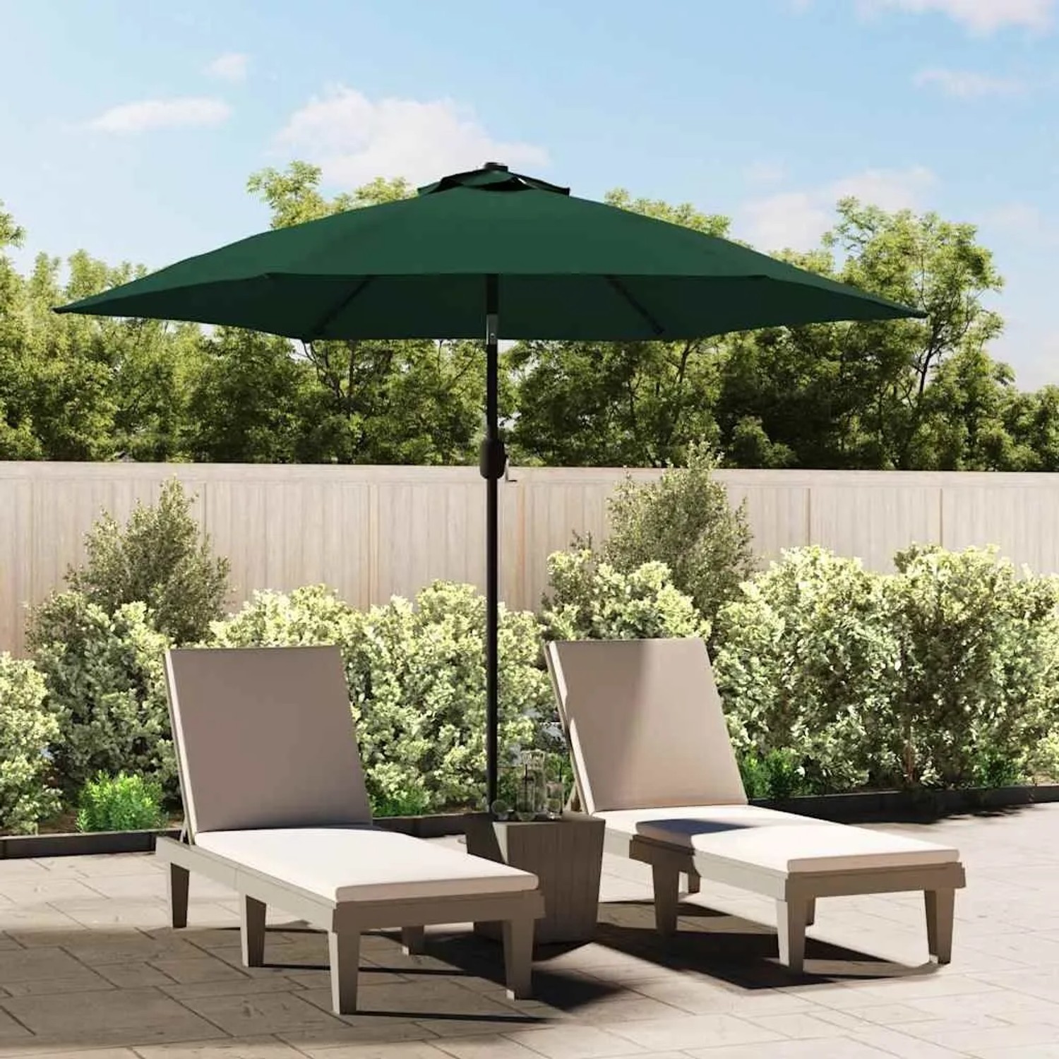 Grüner Ampelschirm 3m mit LED-Beleuchtung auf Terrasse, neben Sonnenliegen. Perfekt für Garten und Outdoor.