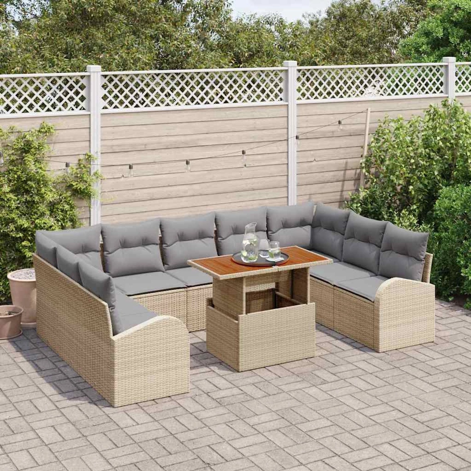 Beiges 10-teiliges Garten-Sofa-Set aus Poly Rattan mit Tisch und grauen Kissen.