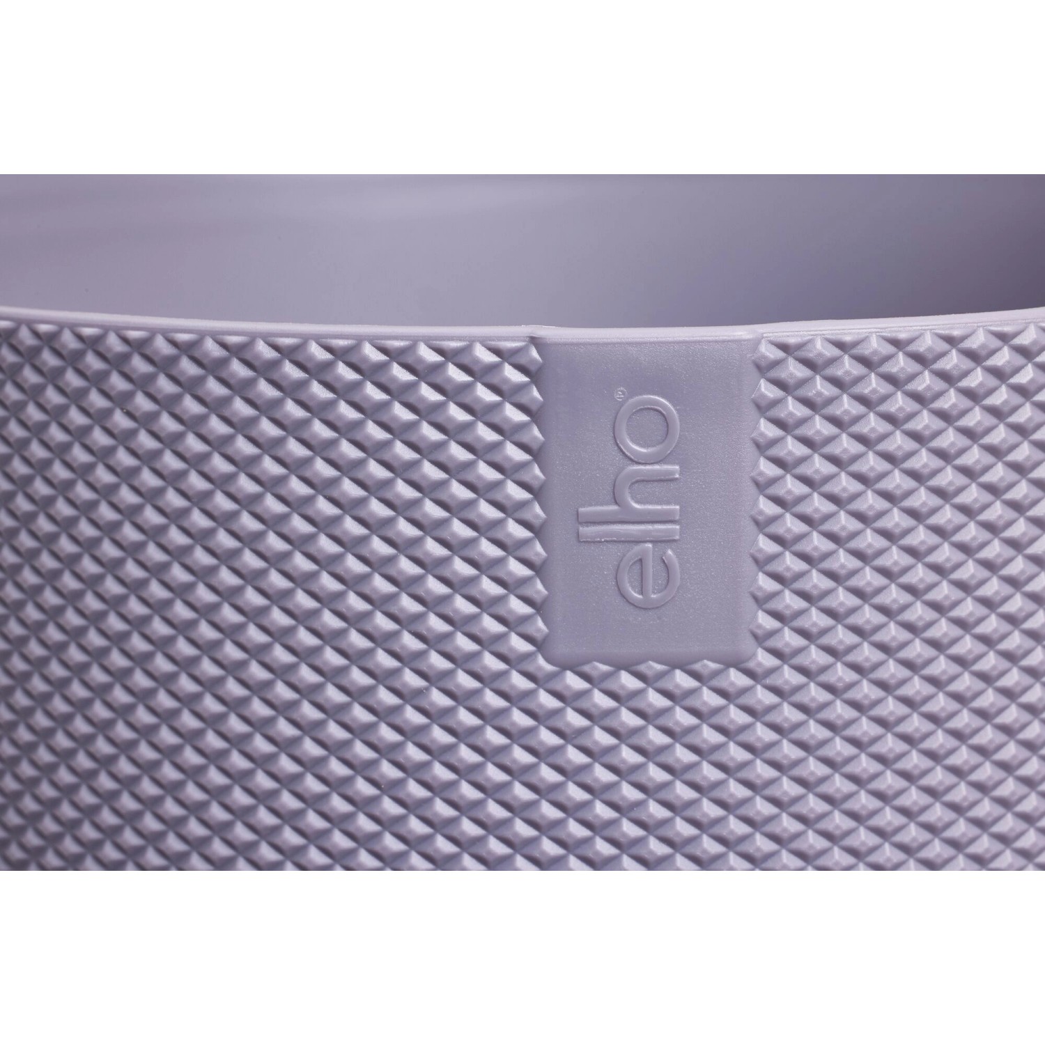 Nahaufnahme: Elho Blumentopf Jazz, Ø 18,9 cm, lila, mit strukturierter Oberfläche und Elho Logo.