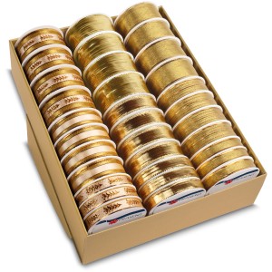 Sortiertes, goldenes Geschenkband für Weihnachten zum Verpacken und Dekorieren.