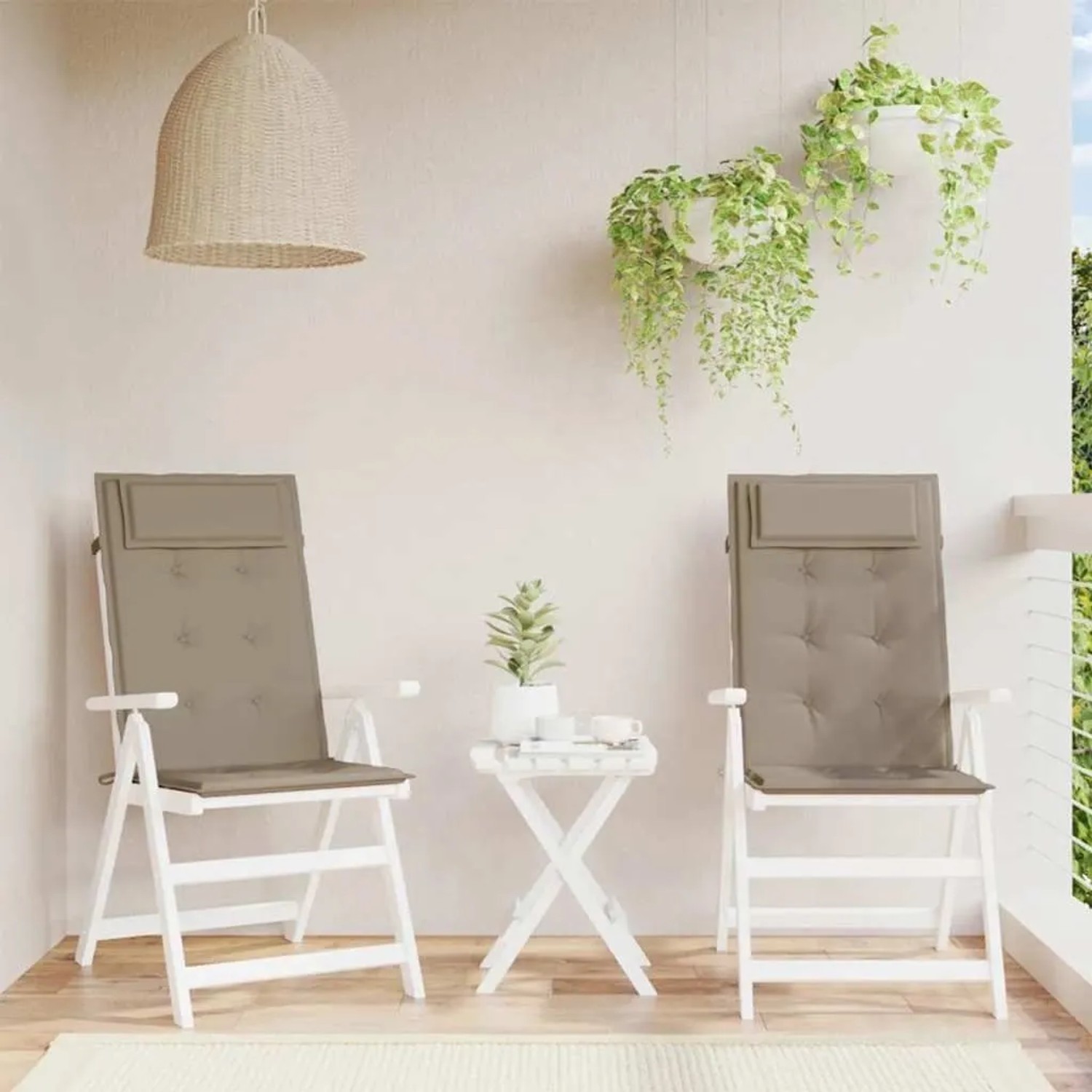 Zwei taupe Hochlehner-Auflagen aus Oxford-Gewebe auf weißen Gartenstühlen. Komfortable Sitzkissen für Balkon & Garten.