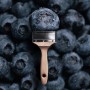 Pinsel mit Blueberry Farbe vor Blaubeeren. Schöner Wohnen Trendfarbe für Wände.