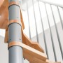 Detailaufnahme: Graue Minka Spindeltreppe Metallica Smart mit Buchenholzstufen.