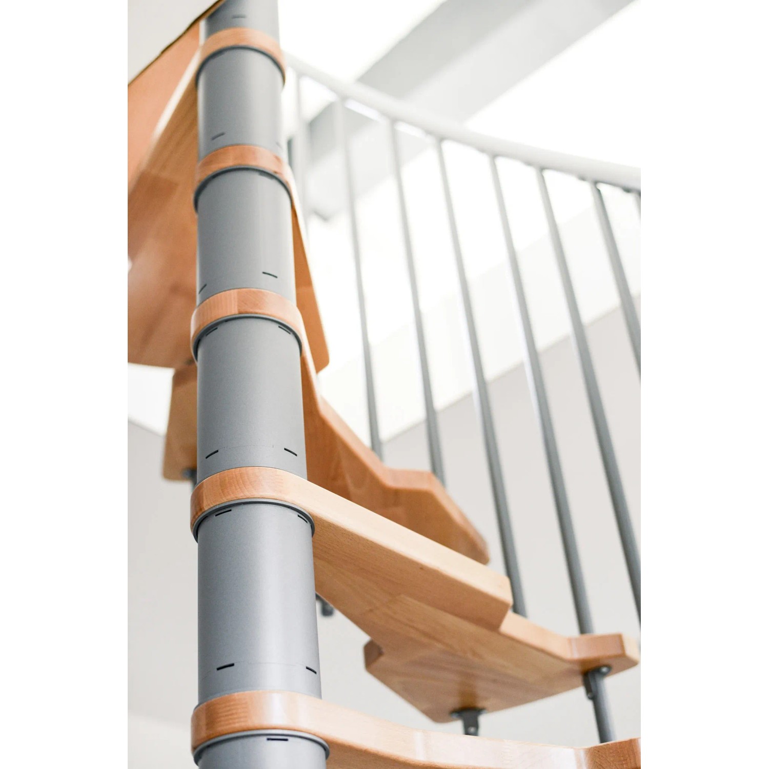 Detailaufnahme: Graue Minka Spindeltreppe Metallica Smart mit Buchenholzstufen.