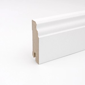 Weiße Sockelleiste (70x18x2400 mm) im Stil White&Black, überstreichbar.