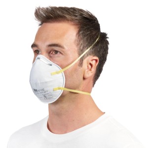 Mann mit 3M Atemschutzmaske FFP1 ohne Ventil, 20er-Pack für Schleifarbeiten.