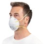Mann mit 3M Atemschutzmaske FFP1 ohne Ventil, 20er-Pack für Schleifarbeiten.