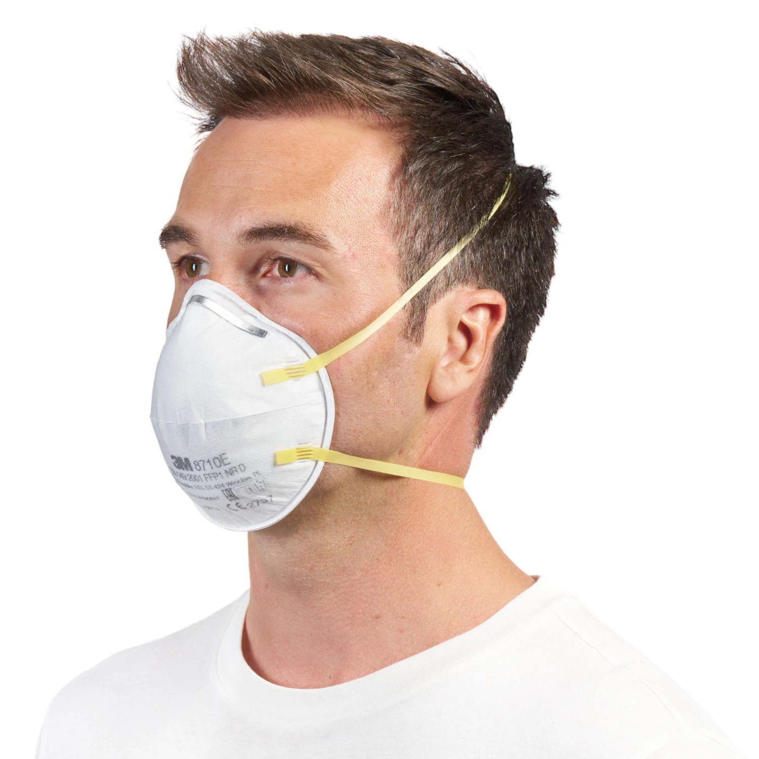 Mann mit 3M Atemschutzmaske FFP1 ohne Ventil, 20er-Pack für Schleifarbeiten.