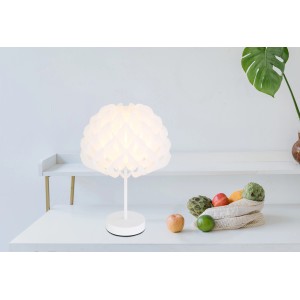 Weiße Globo Tischlampe Irene mit dekorativem Lampenschirm im modernen Design.