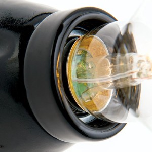 Detailaufnahme: Schwarze Orion Keramik Wandleuchte mit E27 Fassung und eingesetztem Leuchtmittel.