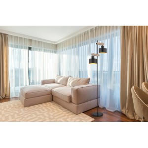 Moderne, schwarze Globo Stehlampe Rielly mit zwei Leuchten und Holzdetails im Wohnzimmer.