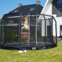 Schwarzes Salta Premium Ground Trampolin (ø 366 cm) mit springendem Kind im Garten.