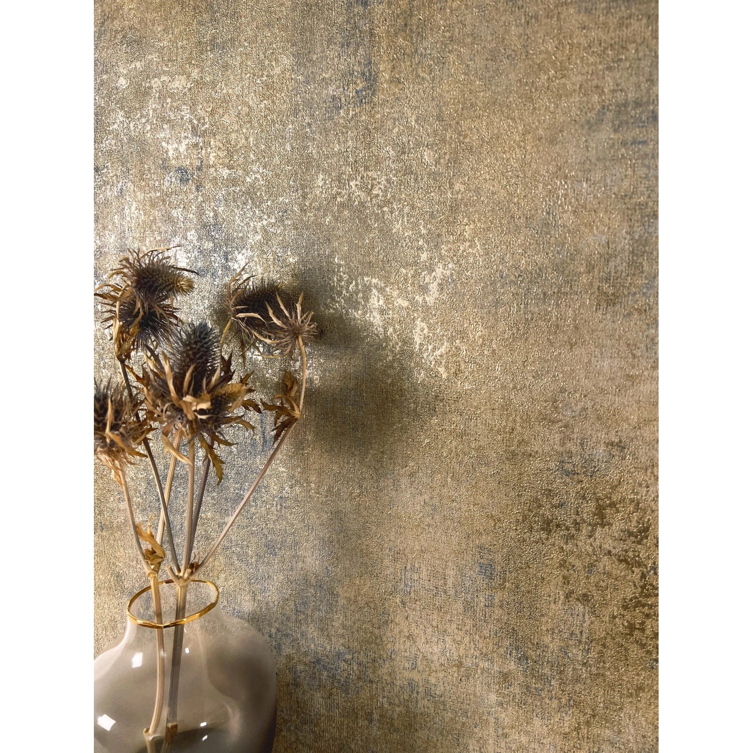 Newroom Vinyltapete Lucian Dusty Gold Betonoptik mit Trockenblumen in Vase.