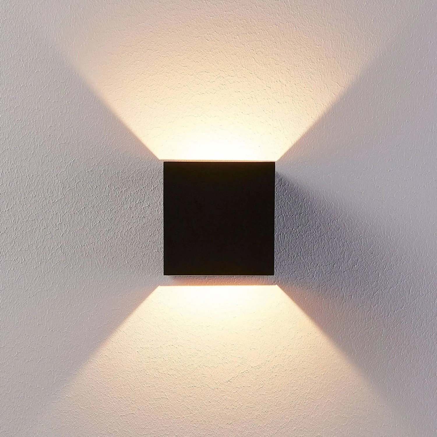 Moderne, schwarze LED Wandleuchte Zuzana aus Aluminium für Innen, warmweißes Licht.