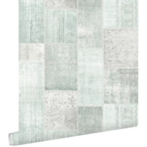 Vliestapete mit orientalischem Kelim-Patchwork-Muster in Pastell Mintgrün, auf Rolle.