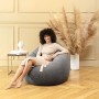 Grauer Sitting Point Sitzsack BeanBag (300 l) mit Frau. Bequemer Sessel zum Entspannen.