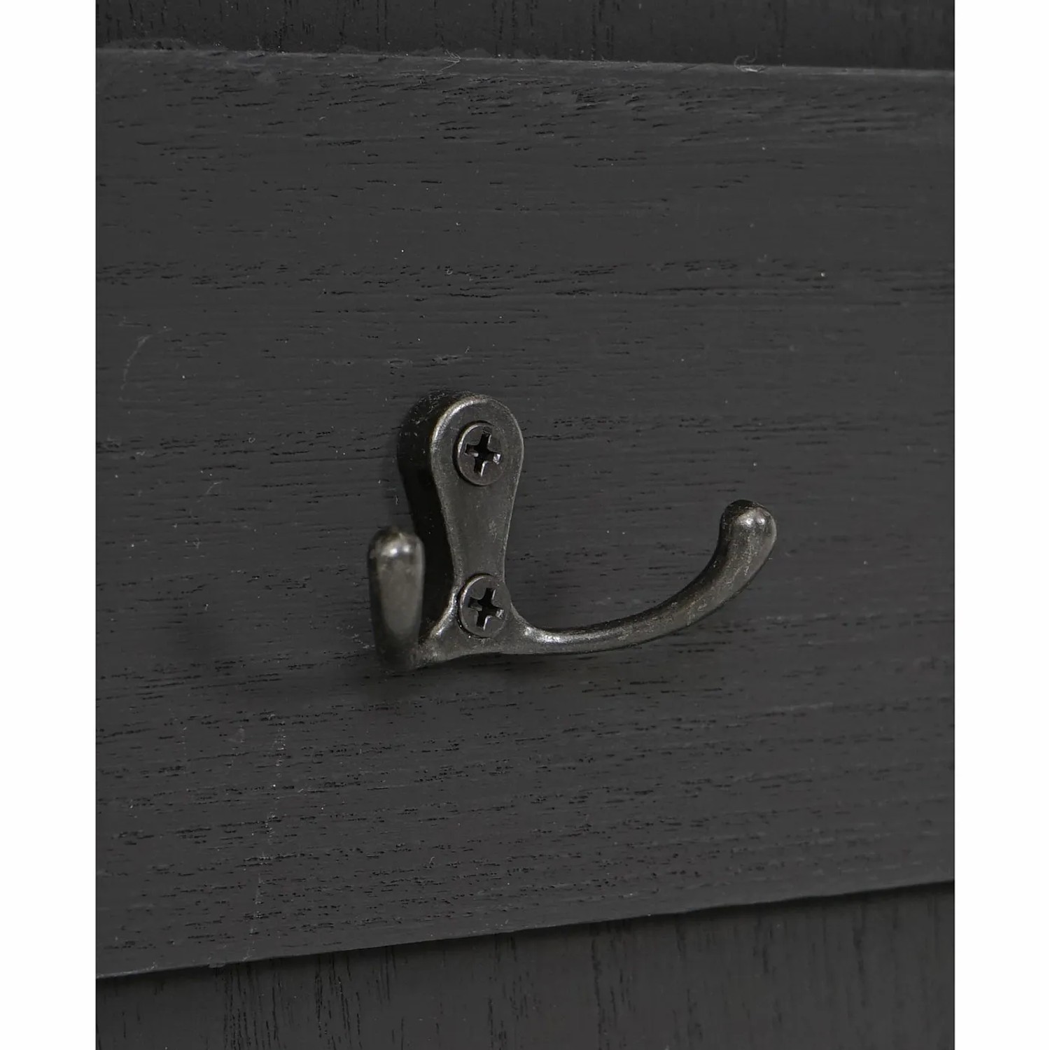 Detailaufnahme: Dunkelgraue MCW Wandgarderobe D13 im Shabby-Look mit Metallhaken.