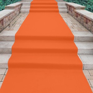 Orangefarbener Primaflor Eventteppich Podium als Musterstück auf einer Treppe.