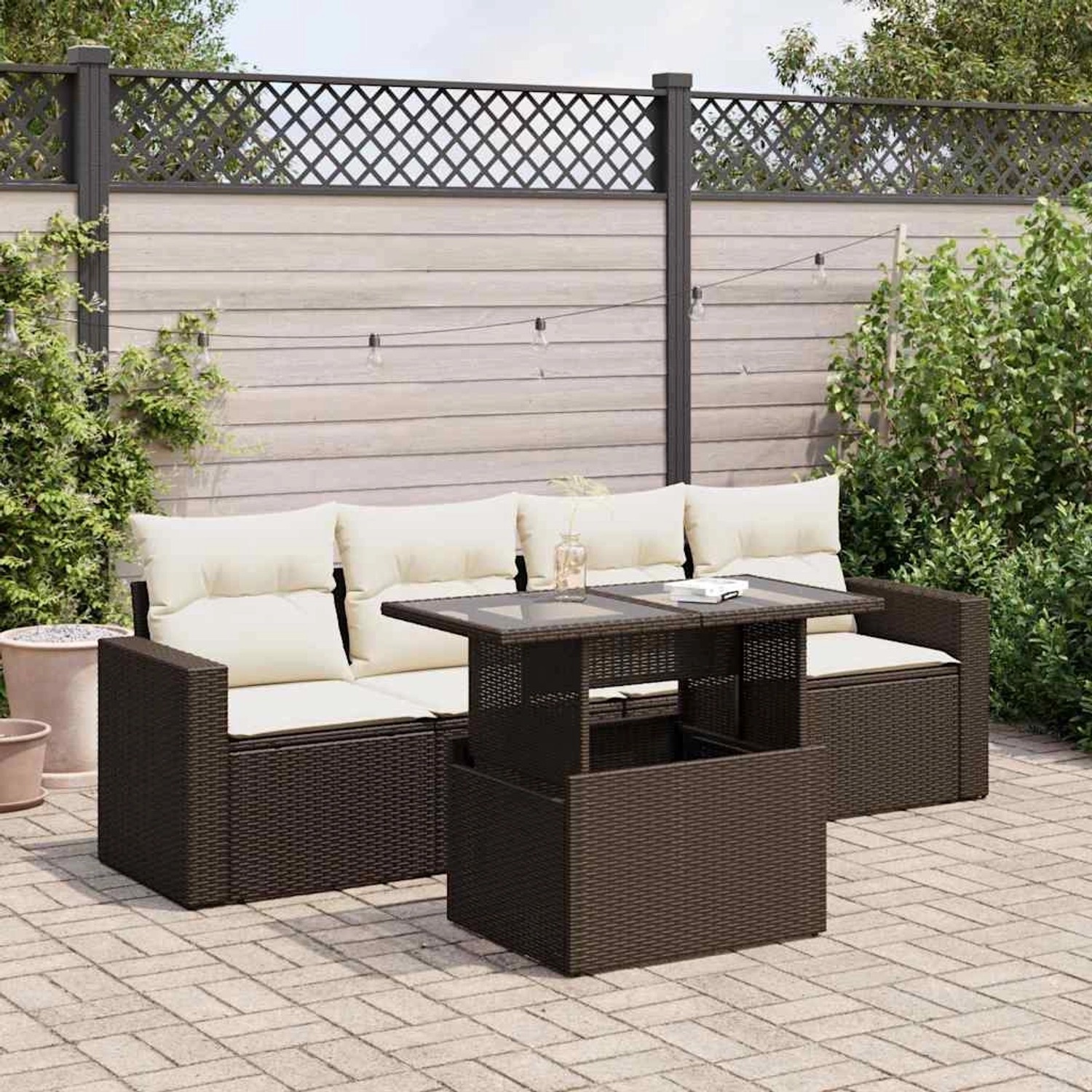 Braune 5-tlg. vidaXL Garten-Sofagarnitur aus Polyrattan mit Tisch und cremeweißen Kissen.