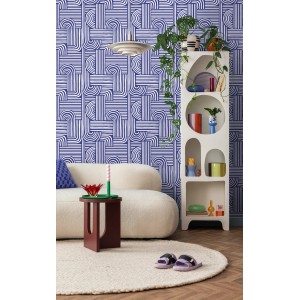 ESTAhome Vliestapete mit dunkelblauem 3D-Muster aus weißen Linien und Kurven an einer Wohnzimmerwand.
