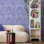 ESTAhome Vliestapete mit dunkelblauem 3D-Muster aus weißen Linien und Kurven an einer Wohnzimmerwand.