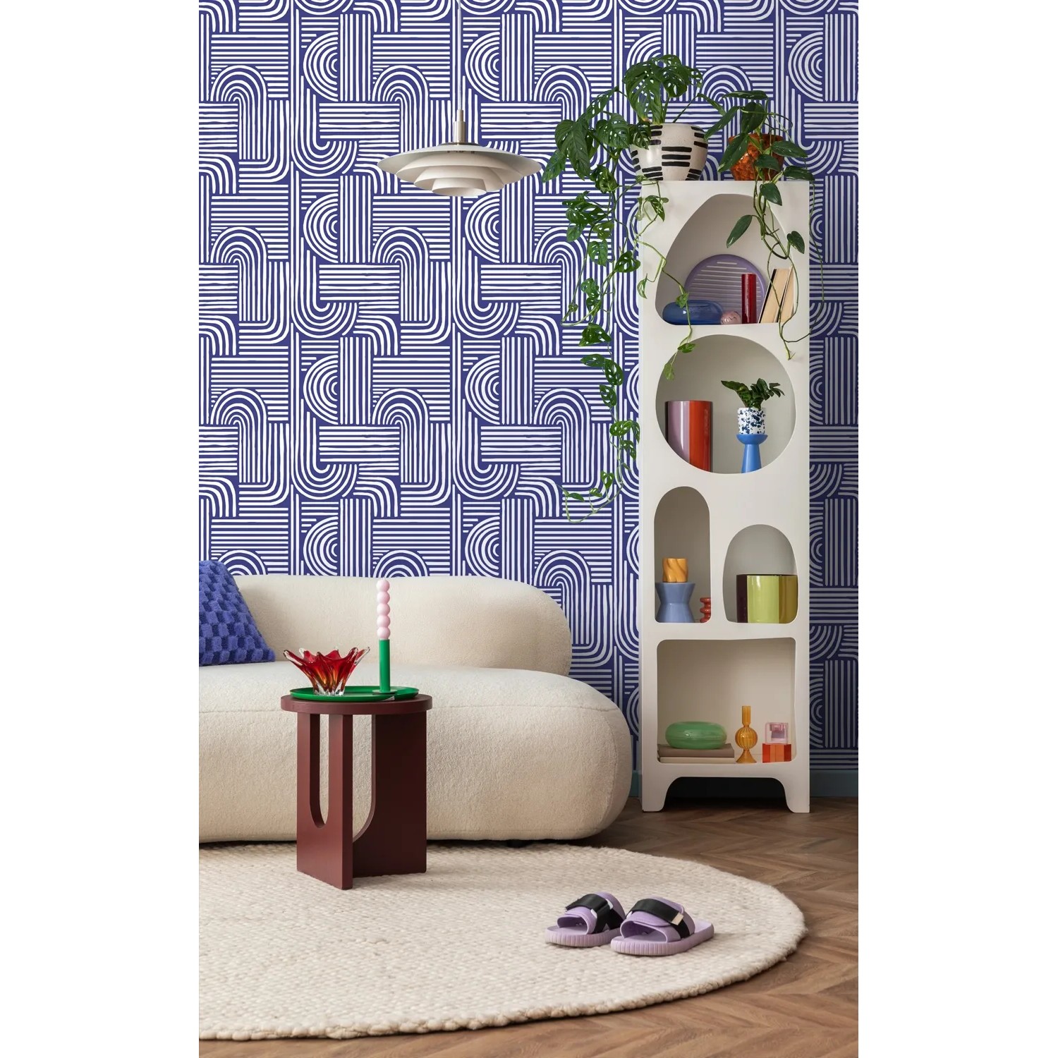 ESTAhome Vliestapete mit dunkelblauem 3D-Muster aus weißen Linien und Kurven an einer Wohnzimmerwand.