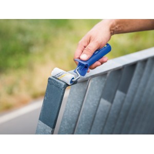 Lackierroller von LUX, 6 cm breit, Mikrofaser, rot-gestreift, beim Lackieren eines Metallgeländers.