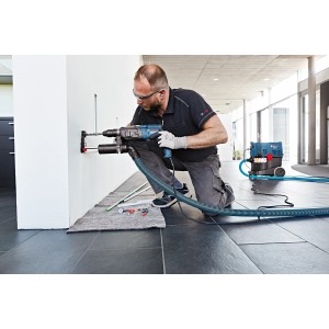 Bosch Professional GDE 16 Plus Staubabsaugung im Einsatz mit Bohrhammer und Staubsauger.