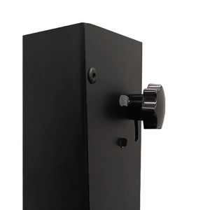 Detailaufnahme Utschak Asamat Grill: Schwarzer Feuerofen mit Abzugsrohr und Stellschraube.