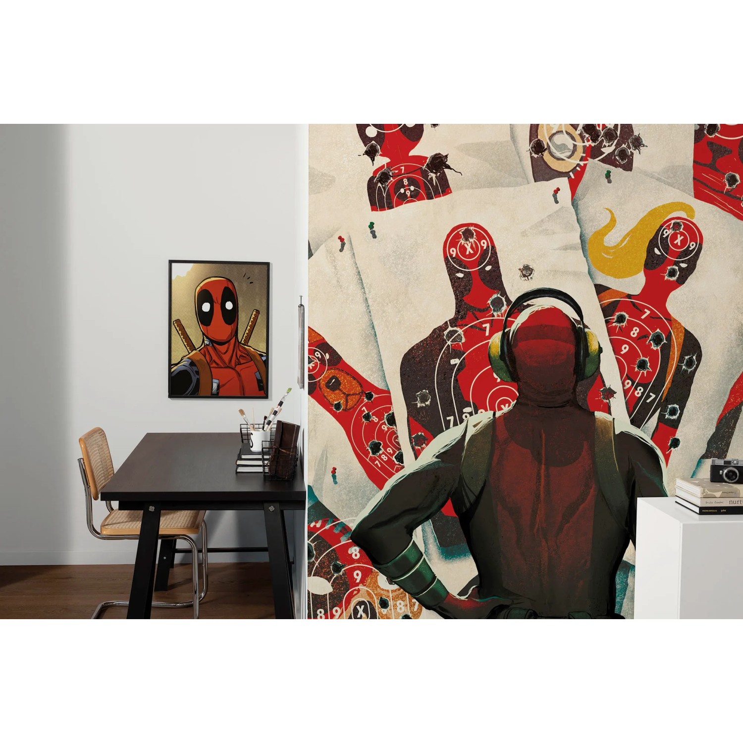 Komar Vlies Fototapete Marvel Deadpool Target Shooting Rot im Raum.