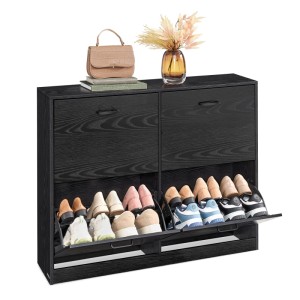 Schwarzer Vasagle Schuhschrank (105,5x82,7x24 cm) mit Schuhen, Tasche und Deko auf der Oberseite.