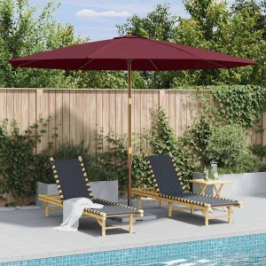 Burgunderroter vidaXL Sonnenschirm mit Holzmast (350 cm) neben Liegestühlen am Pool.