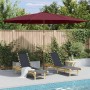 Burgunderroter vidaXL Sonnenschirm mit Holzmast (350 cm) neben Liegestühlen am Pool.