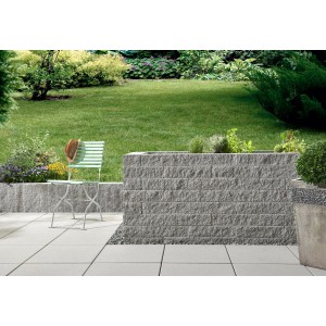 Montania Mauerstein silbergrau (40x15x10 cm) als Beetbegrenzung im Garten.