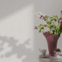 Graue Marburg Vliestapete GZSZ Textiloptik Uni mit Blumen in Vase auf Tisch
