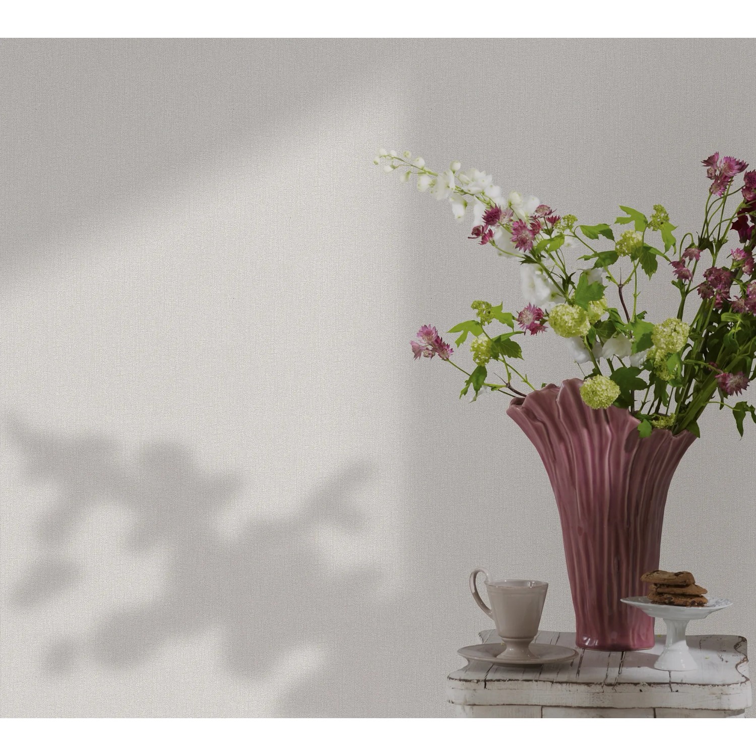 Graue Marburg Vliestapete GZSZ Textiloptik Uni mit Blumen in Vase auf Tisch