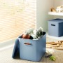 Horizontblaue Rotho Albula Multibox (27 l) für C4-Papier, gefüllt mit Spielzeug.