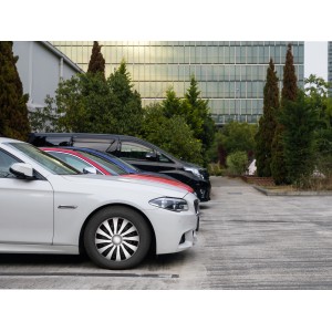 Radzierblende Silber-Schwarz 16 Zoll auf einem weißen Auto im Außenbereich.
