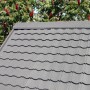 Nahaufnahme: Easypan Metalldachpfanne in Ziegeloptik, Farbe Schiefer, mit Granulatbeschichtung.